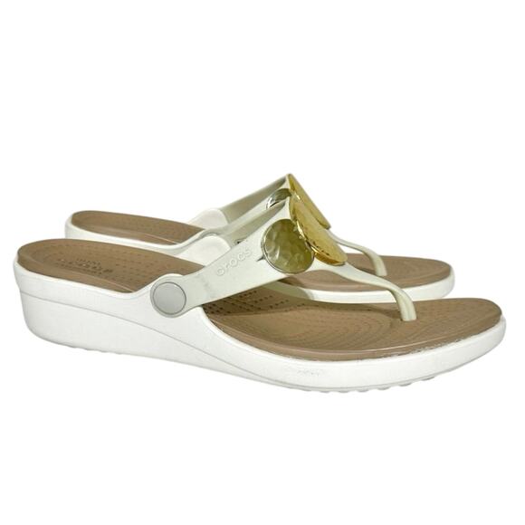 Crocs Women’s Sanrah Gold Triple Medallion Accent Slip On Thong Sandal Size 11 - Picture 1 of 8